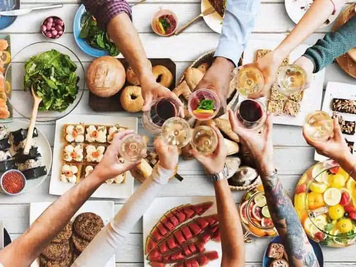 friends-eating-and-drinking-together-thumb-732x549-1